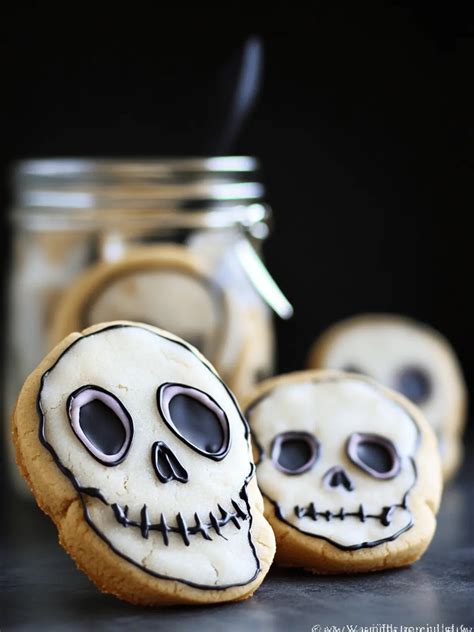 Delicious Vanilla Sugar Cookie Skulls Easy Halloween Treats – knedir ...