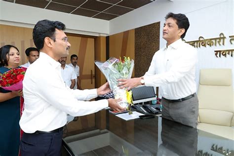 रायगडचे नवे जिल्हाधिकारी डॉ.योगेश म्हसे यांनी पदभार स्वीकारला - Raigad ...