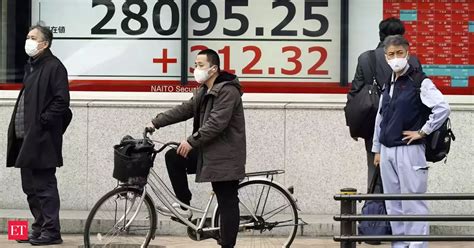 Inflation: Fed refocuses on job market as financial risks ease and ...