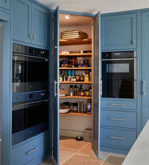 25 Corner Kitchen Cabinet Ideas For Your Dream Kitchen | George Cabinetry