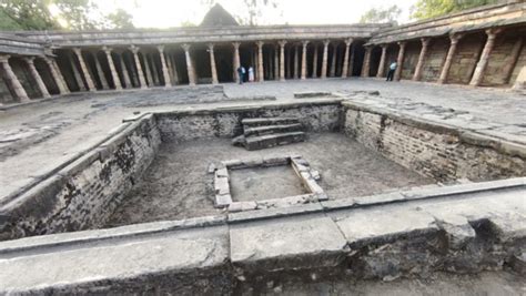 Viral video: Muslim woman, step-mom offer ‘namaz’ inside Shiva temple ...