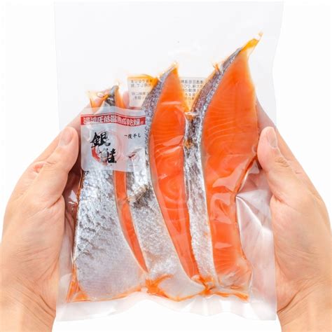 銀鮭 鮭切り身 3切れ×5パックの通販。築地市場、豊洲市場の美味しい海鮮をお届けいたします｜まぐろなら築地の王様