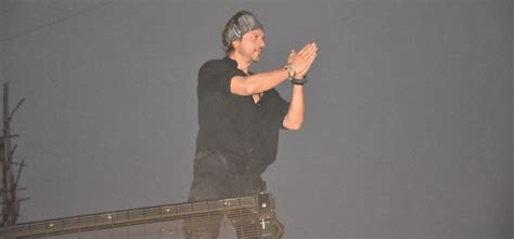 Amid Pathaan’s Success, SRK Does Surprise Meet & Greet With Fans ...