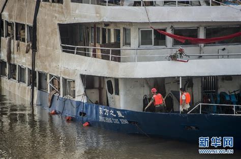"东方之星"客船整体打捞出水 搜救人员进舱作业(图)-新闻中心-荆州新闻网