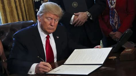 美国总统签个字用掉数十支签字笔，竟然是传统！ | 地球日报