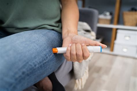 Woman Injecting Epinephrine Using Auto-injector Syringe – First Aid HQ