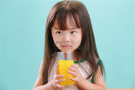 影棚拍摄彩色图片水平构图可爱的小女孩喝饮料高清图片下载-正版图片501922153-摄图网