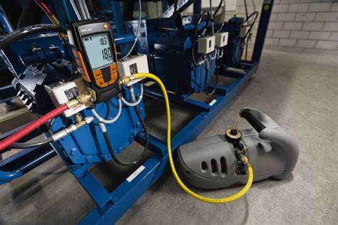 Absolute pressure meter for high-precision measurement | Testo® India