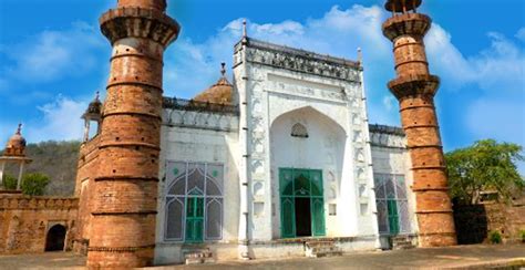 The Shahi Jama Masjid of Shahabad is situated around 80 km from Baran.