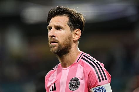 Lionel Messi becomes youngest & fastest footballer to reach 875 career ...