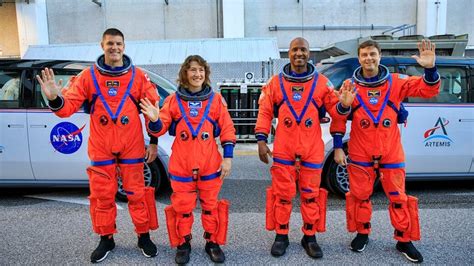 Nasa turns volcanic desert into practice ground for moonwalking: Pics ...