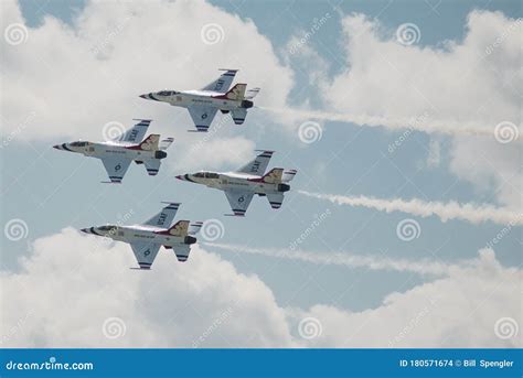 The USAF Thunderbirds on a Low Level Pass Editorial Stock Image - Image of aircraft, wing: 180571674