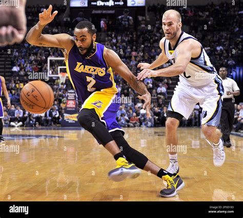 Los Angeles Lakers guard Wayne Ellington (2) and Memphis Grizzlies ...
