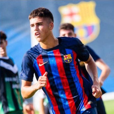 Pau Cubarsí firma su primer contrato profesional