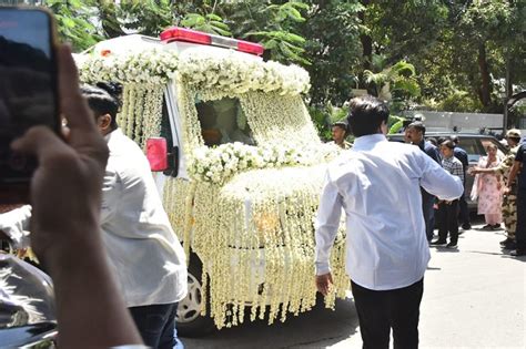 अंतिम सफर पर निर्मल कपूर: फूलों से सजी एंबुलेंस में शमशान पहुंचा अनिल ...