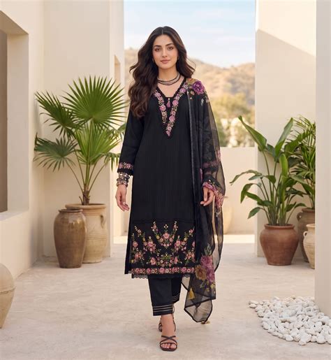 Varanga Women Floral Motif Thread Embroidered & Orangza Lace Detailed ...