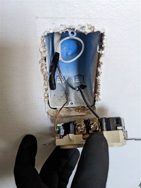 Why would neutral not be connected to this outlet? Earth and Positive ...