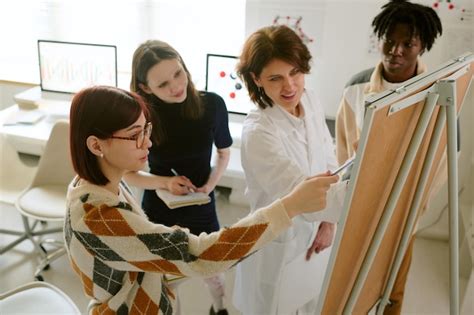 Discussing research findings in science laboratory | Premium Photo