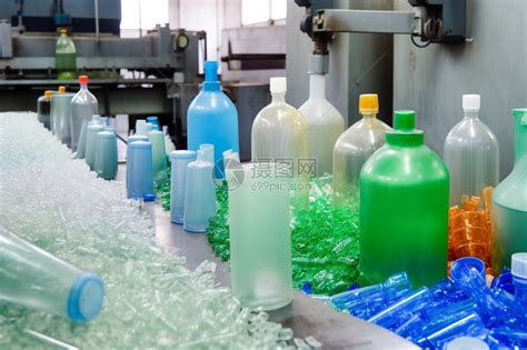 对塑料的生产装瓶工厂 库存图片. 图片 包括有 塑料, 设备, 机械, 喝酒, 干净, 工厂, 许多, 新鲜 - 80174785