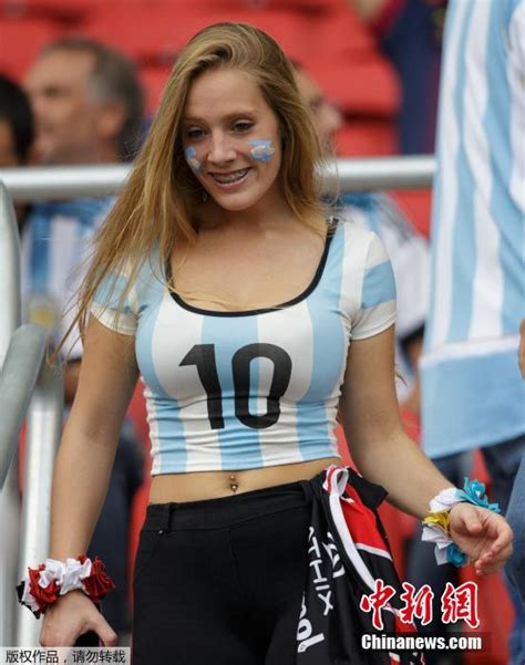阿根廷性感美女球迷看台上力挺梅西_财经_环球网