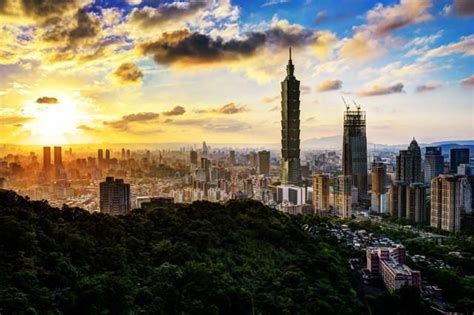 Hiking up Xiangshan in Taoyuan