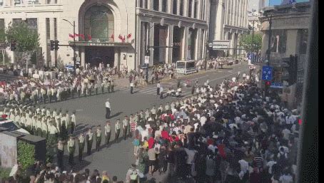 跨年夜，曾火爆抖音的“武警人墙”再次出动，护送人群安全过街 - 周到上海