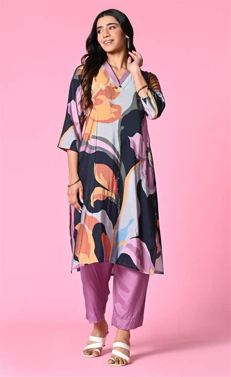 Elegant kurthi set with bold floral prints – nachfashion
