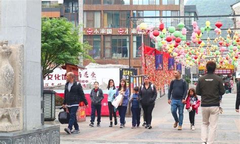 桂林阳朔西街又称“洋人街”,老外随处可见,是什么让他们着迷?