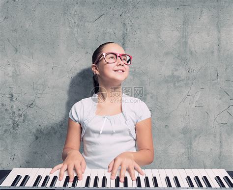 学钢琴的女孩戴着滑稽眼镜弹钢琴的漂亮女孩高清图片下载-正版图片300244742-摄图网