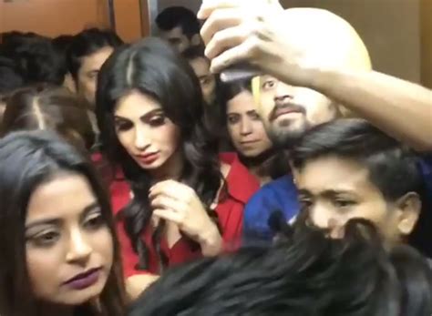'Gold' actress Mouni Roy gets mobbed by the fans - India TV Hindi
