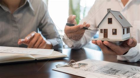 房屋模型与代理和客户讨论购买获得保险或贷款房地产高清图片下载-正版图片504545723-摄图网