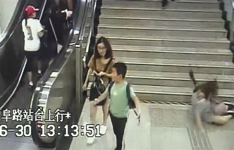 视频｜女子滚下楼梯不省人事 过路人停下脚步悉心照料_上海图文_看看新闻
