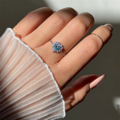 Hallmark Silver Blue Queen of Hearts Chain Ring – Zarkan