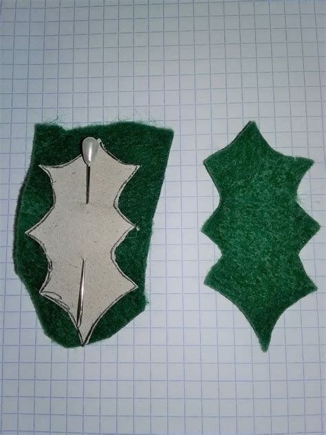 Butterfly of Four : Holly Leaves on Felt Mittens Tutorial