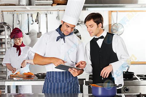 厨房里年轻厨师与服务员高清图片下载-找素材