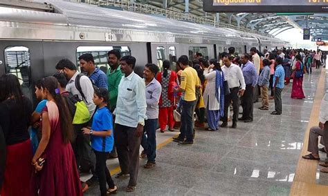 ఫోన్‌ కోసం మెట్రో ట్రాక్‌పై దూకిన మహిళ | Woman jumps on Metro track to ...