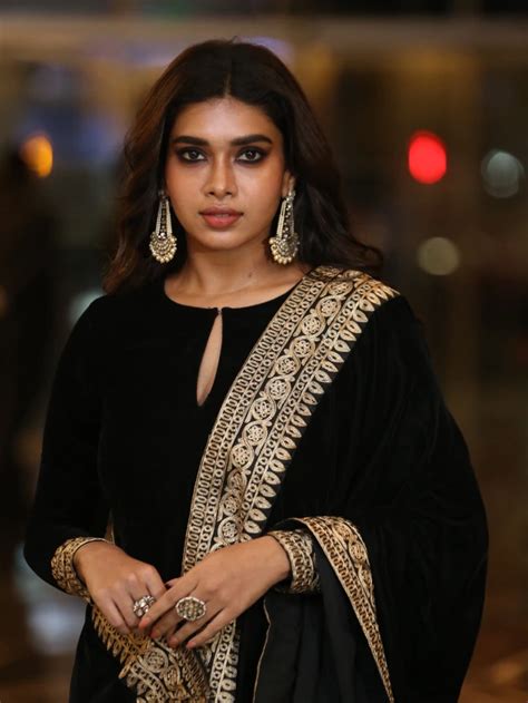 Dushara Vijayan : కాటుక కళ్ళతో కైపెక్కిస్తున్న దుషారా విజయన్ ...