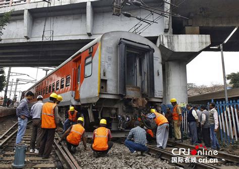 印度加尔各答一火车发生脱轨事故-国际在线