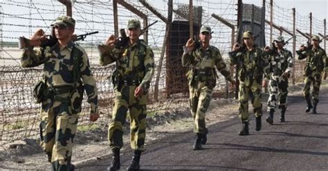 BSF: BSF-এর অভিযানে ১৫ জন পাকিস্তানি জেলে গ্রেফতার, বাজেয়াপ্ত ...