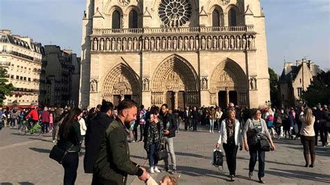 Heart-warming picture of a father-daughter outside Notre-Dame goes viral
