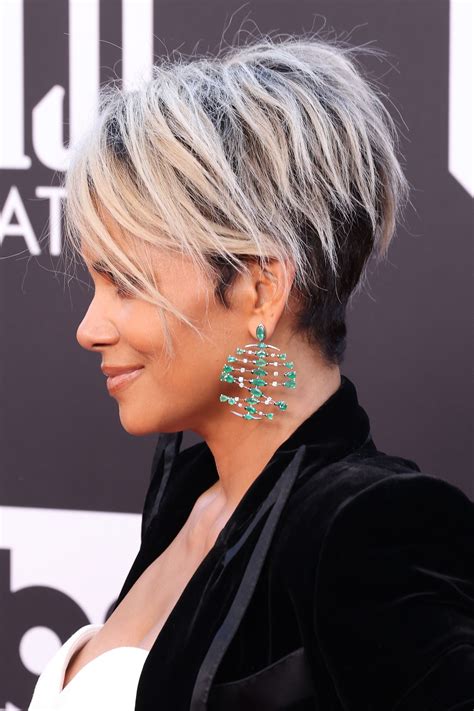 Critics Choice Awards 2022: Halle Berry Debuted a Blonde Pixie With an ...