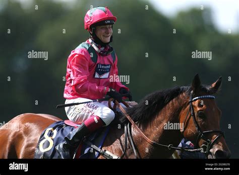 Oxted, monté par le jockey Cieren Fallon, célèbre la victoire des ...