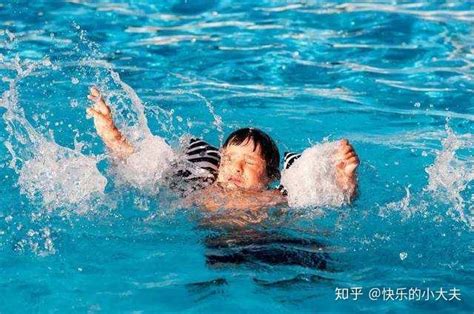 女孩为救伙伴落水 溺亡前向7岁弟弟大喊：快走 别救我！