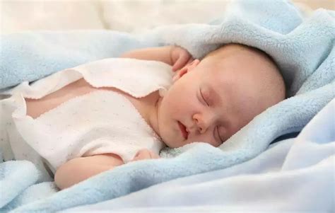 一个月婴儿竖抱悲剧（3个月大男婴睡梦中离世）-幼儿百科-魔术铺