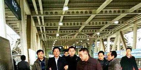 湖南岳阳副市长被纪委带走现场照曝光(图)_手机新浪网