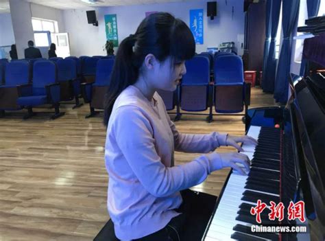 17岁全盲女孩用钢琴“看”世界 用耳朵“看”电影