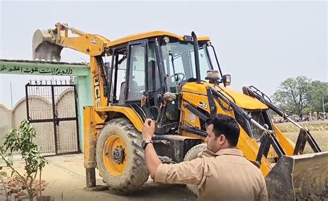 नेपाल सीमा के पास UP सरकार का एक्शन जारी, अवैध मदरसों पर गरजा बुलडोजर ...