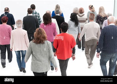 People Walking Back View 的图像结果