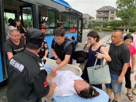 下班高峰，杭州公交车直接开进医院！车里一位20岁姑娘不停抽搐