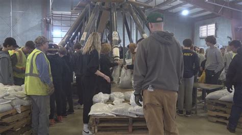 Fargo residents unite to fight severe flooding threat